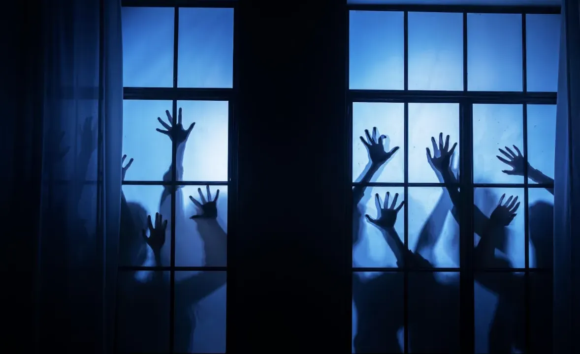 Dlaczego boimy się horrorów? Psychologia strachu w horrorach