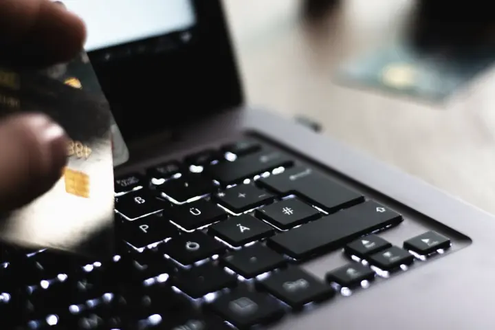 Natychmiastowe Wypłaty: Technologie Płatnicze, Które Zmieniają Standardy Online