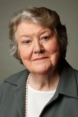 Patricia Routledge - Altura • Físico