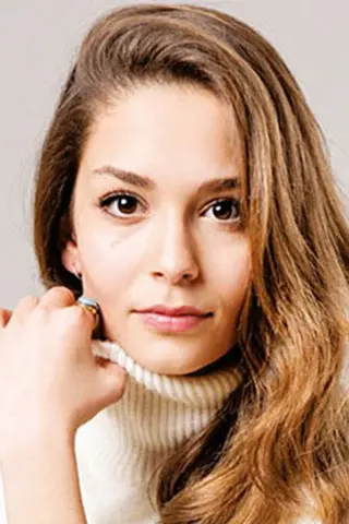 Selin Işık - Altura • Físico