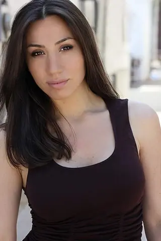Julie Asriyan - Altura • Físico