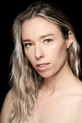 Ella Fenwick - Altura • Físico