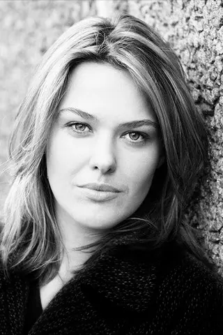 Sally Bretton - Altura • Físico