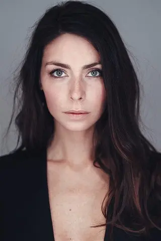 Emilie Arthapignet - Altura • Físico