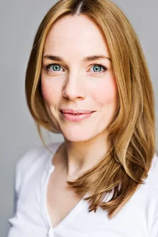 Laura Main - Altura • Físico