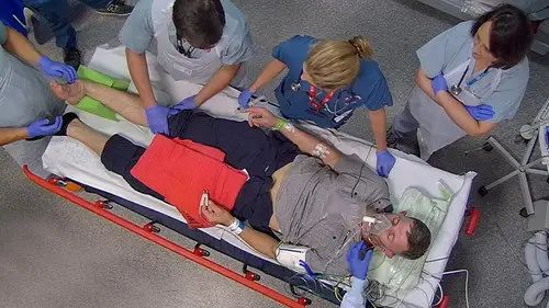 24 Hours in A&E Temporada 0 Episodios 16 • Sub Español