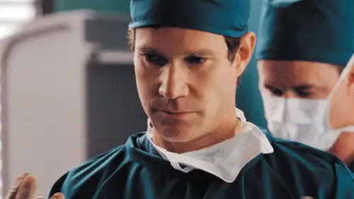 Nip/Tuck, a golpe de bisturí Temporada 1 Episodios 1 • Sub Español