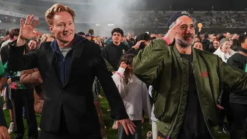 Conan O'Brien wylatuje S2E2 • Oglądaj Online