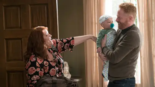 Modern Family Temporada 9 Episodios 9 • Sub Español