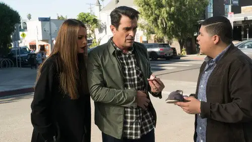Modern Family Temporada 9 Episodios 13 • Sub Español