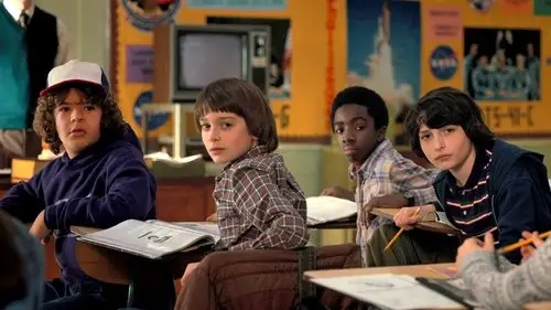 Stranger Things Temporada 2 Episodios 1 • Sub Español