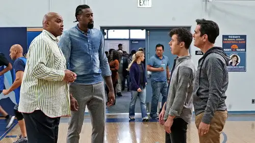 Modern Family Temporada 8 Episodios 16 • Sub Español