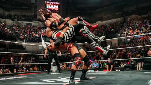 Raw Temporada 33 Episodios 21 • Sub Español