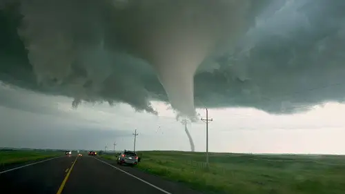 In the Eye of the Storm: Chasers Temporada 1 Episodios 1 • Sub Español