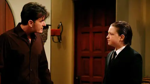 Dos hombres y medio Temporada 5 Episodios 14 • Sub Español