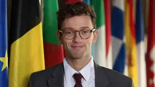 Parliament Temporada 1 Episodios 10 • Sub Español