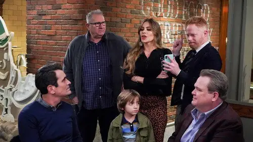 Modern Family Temporada 11 Episodios 14 • Sub Español