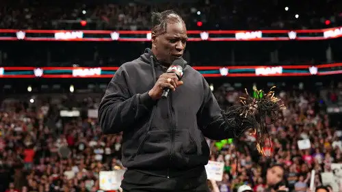 Raw Temporada 33 Episodios 23 • Sub Español