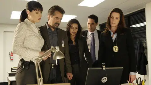 Mentes criminales Temporada 4 Episodios 9 • Sub Español