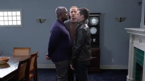 Brooklyn Nine-Nine Temporada 5 Episodios 12 • Sub Español