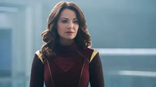 Supergirl Temporada 3 Episodios 22 • Sub Español